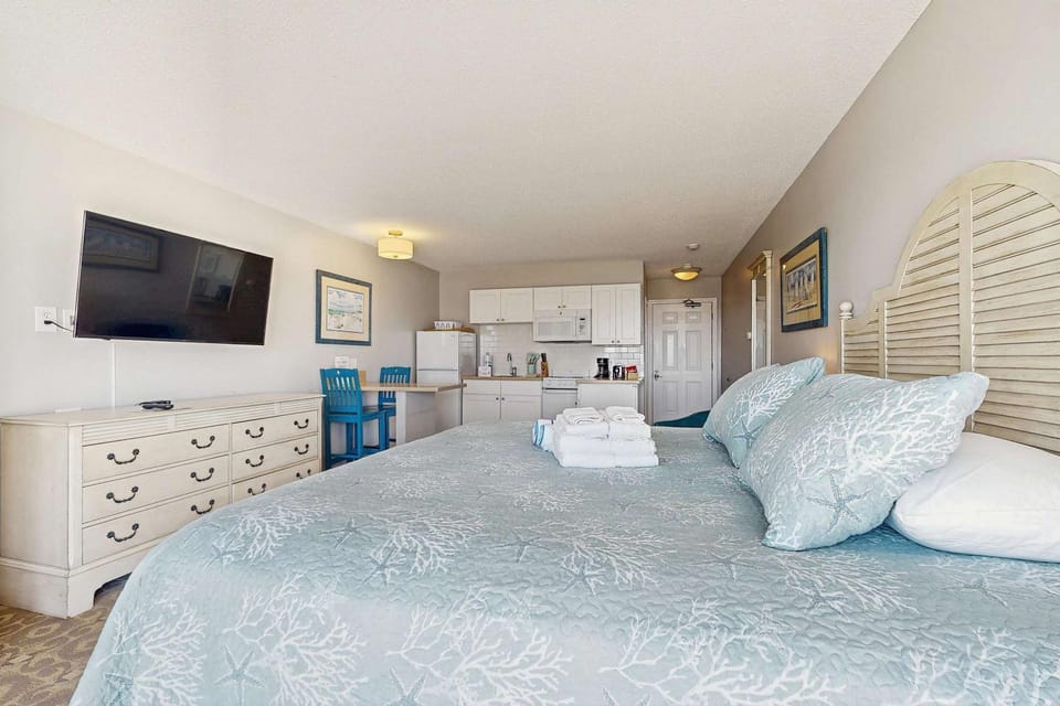 Oceanfront escape at Sandbars with stunning view AC & alfresco dining - dogs OK Apartment in North Truro
