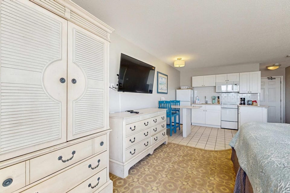 Oceanfront escape at Sandbars with stunning view AC & alfresco dining - dogs OK Apartment in North Truro