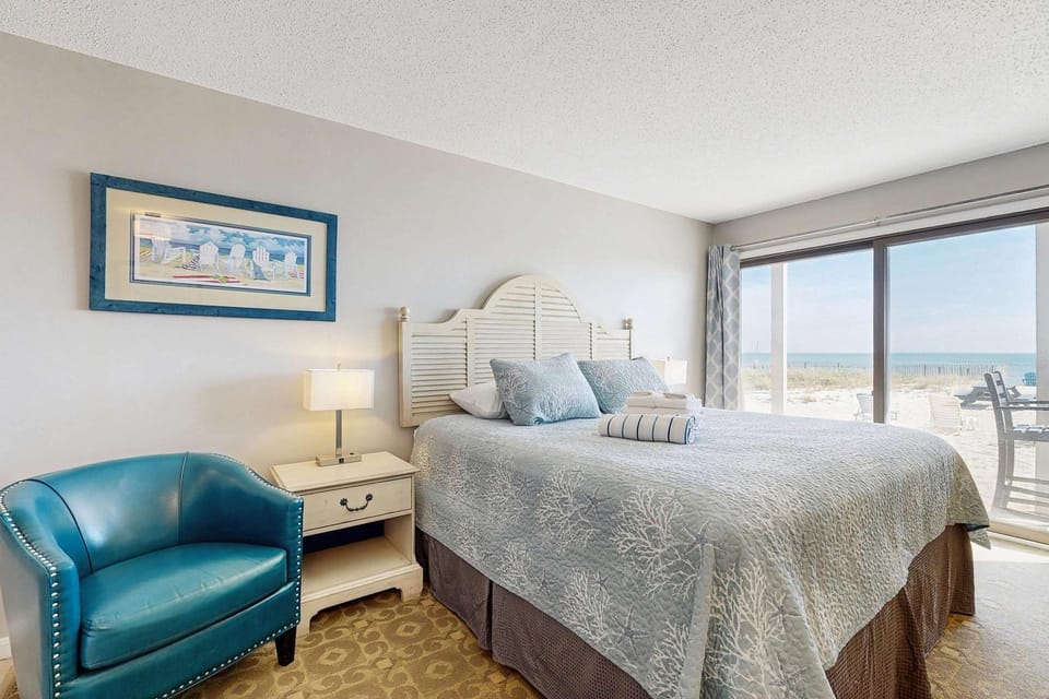 Oceanfront escape at Sandbars with stunning view AC & alfresco dining - dogs OK Apartment in North Truro