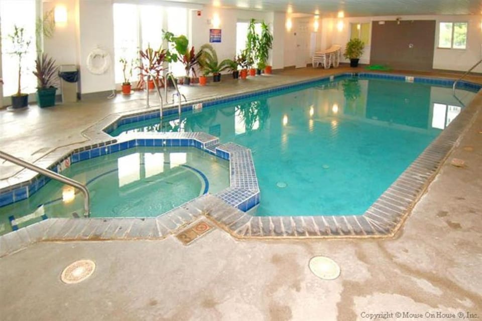 Gorgeous condo in oceanfront complex with pool hot tub WiFi & central AC House in Ocean City