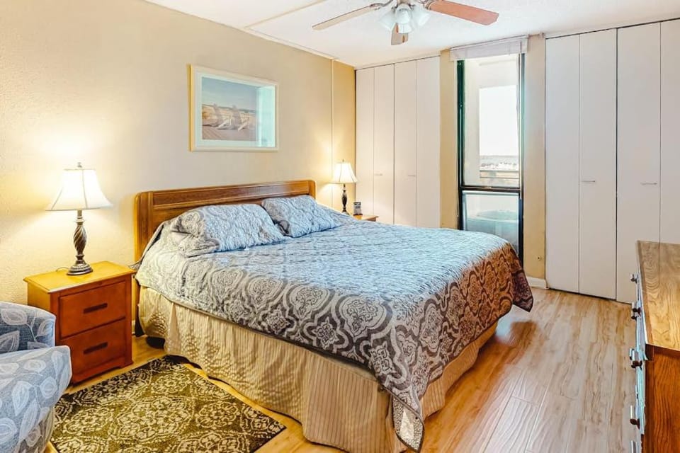Oceanfront Condo with a Shaded Balcony AC WiFi & Shared Outdoor Pool House in Ocean City
