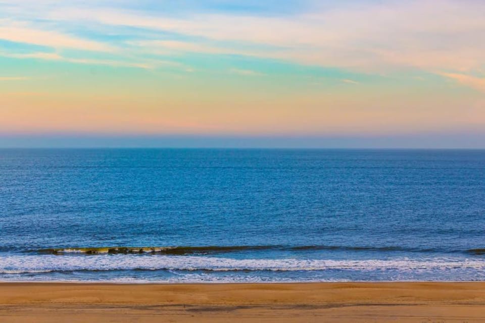 Incredibly Convenient Beach Condo with Balcony washer & dryer AC Shared Pools Gym Tennis House in Ocean City