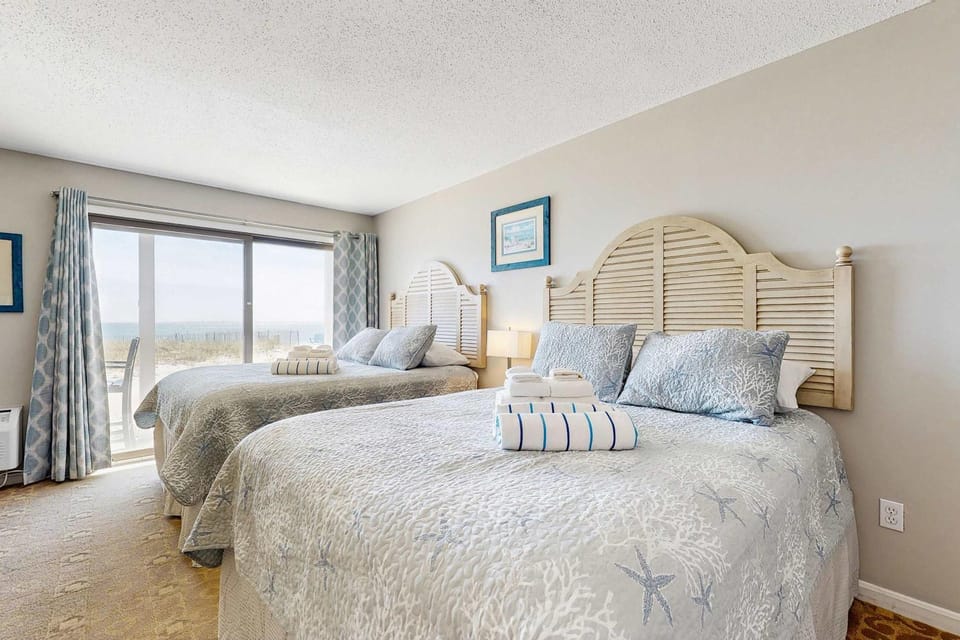 Oceanfront gem with amazing beach views AC & WiFi - dogs welcome Apartment in North Truro