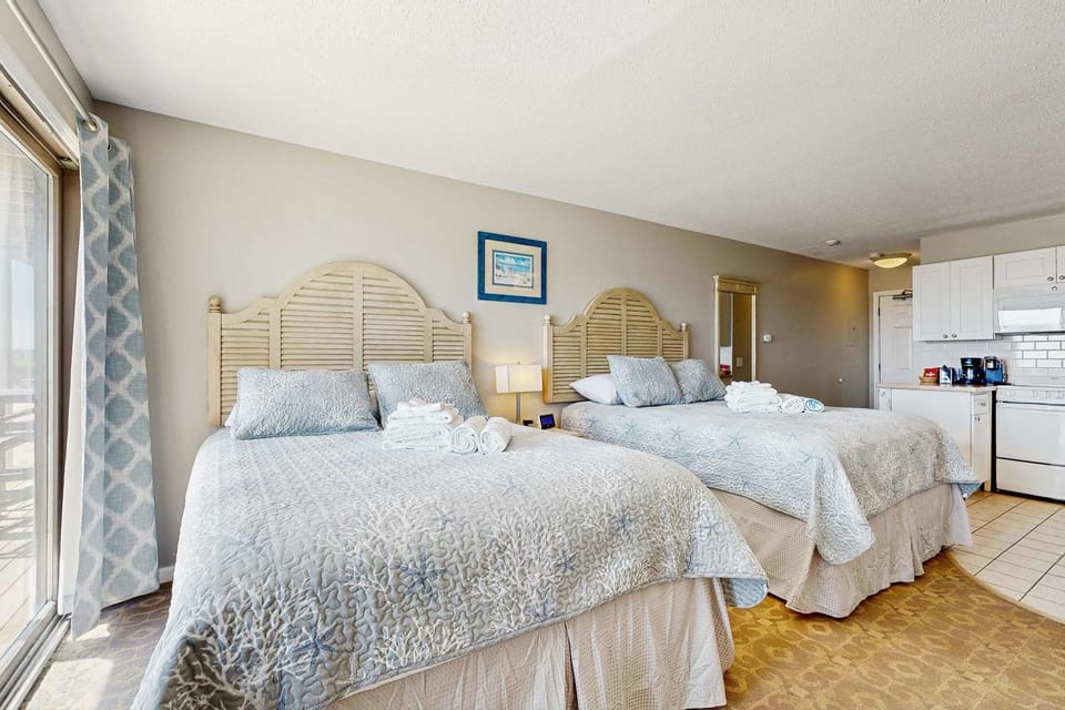 Oceanfront gem with amazing beach views AC & WiFi - dogs welcome Apartment in North Truro
