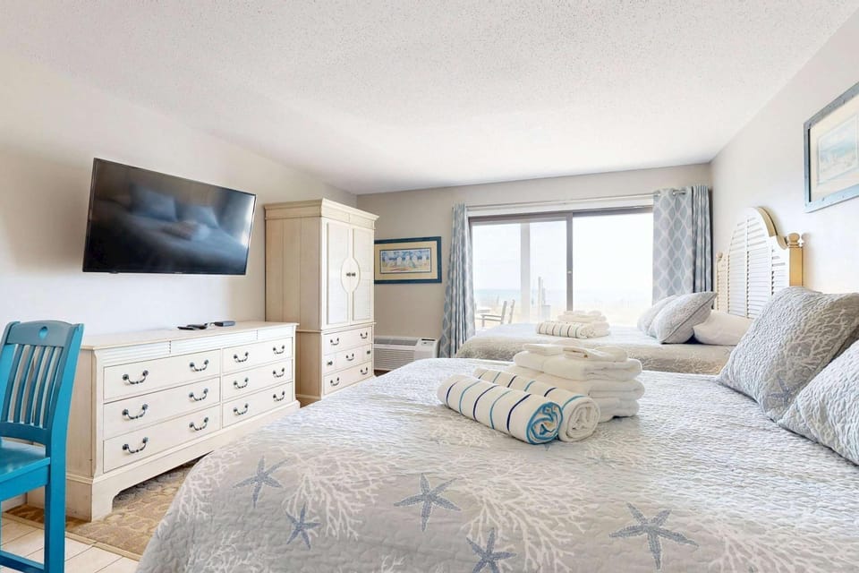 Oceanfront gem with amazing beach views AC & WiFi - dogs welcome Apartment in North Truro