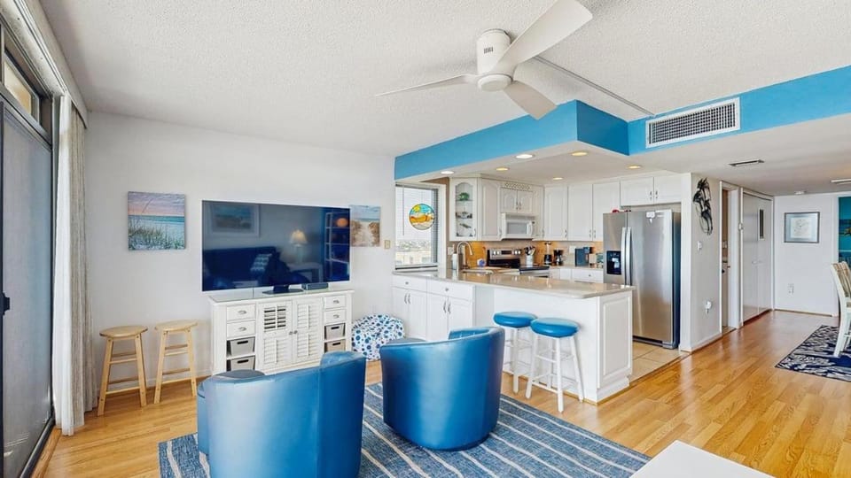 Steps to the beach - oceanfront condo with pool balconies & AC House in Ocean City