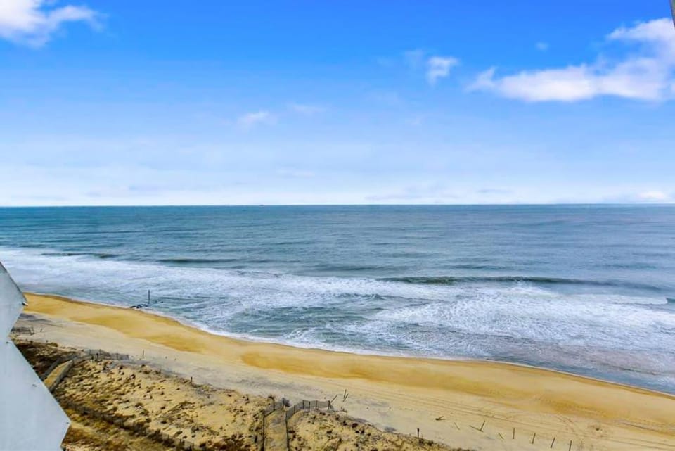 Oceanfront condo with ocean view private washer & dryer central AC and pool access House in Ocean City