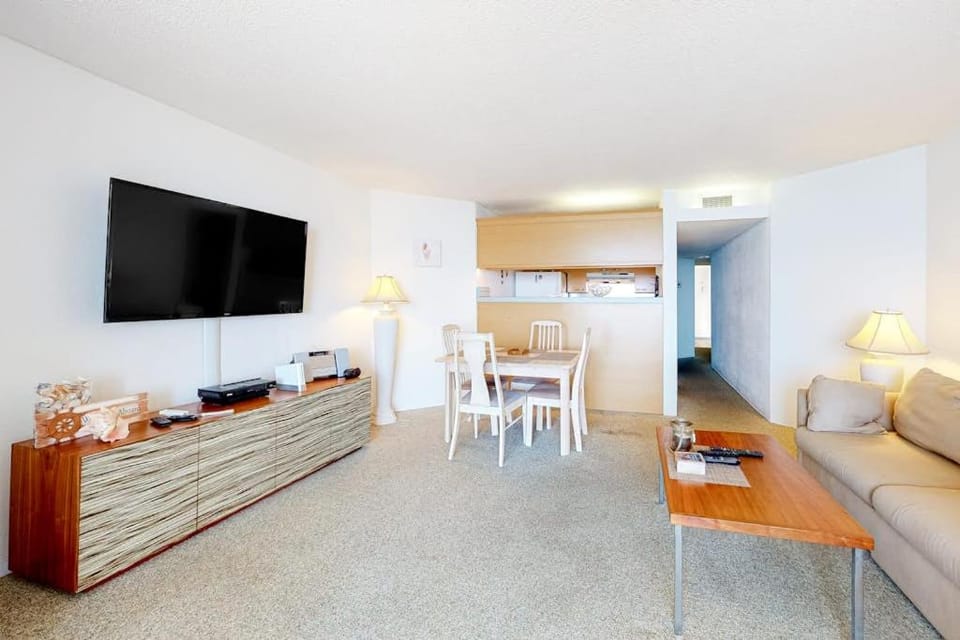 Oceanfront condo with ocean view private washer & dryer central AC and pool access House in Ocean City