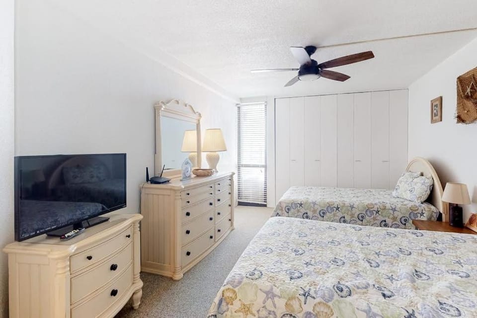 Oceanfront condo with ocean view private washer & dryer central AC and pool access House in Ocean City