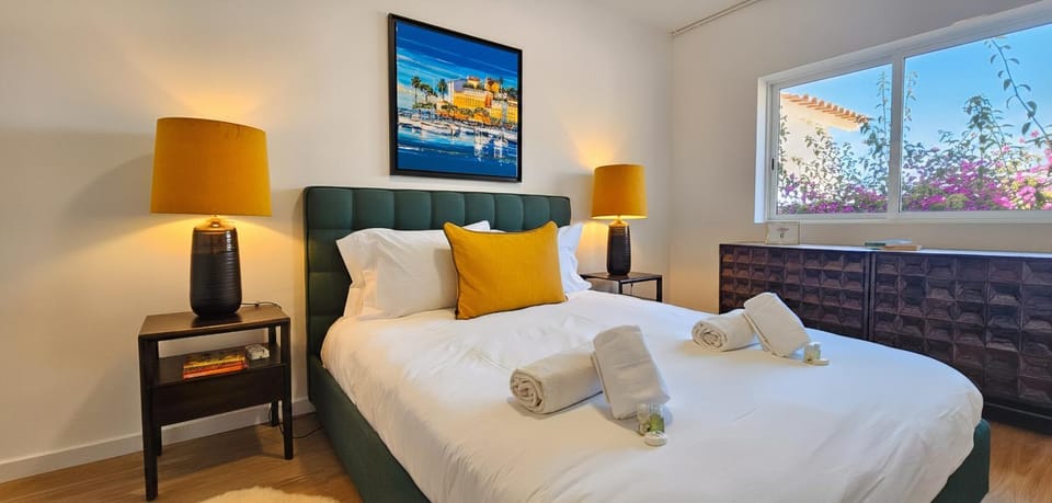 Bed, TV and multimedia, Photo of the whole room, Bedroom, towels