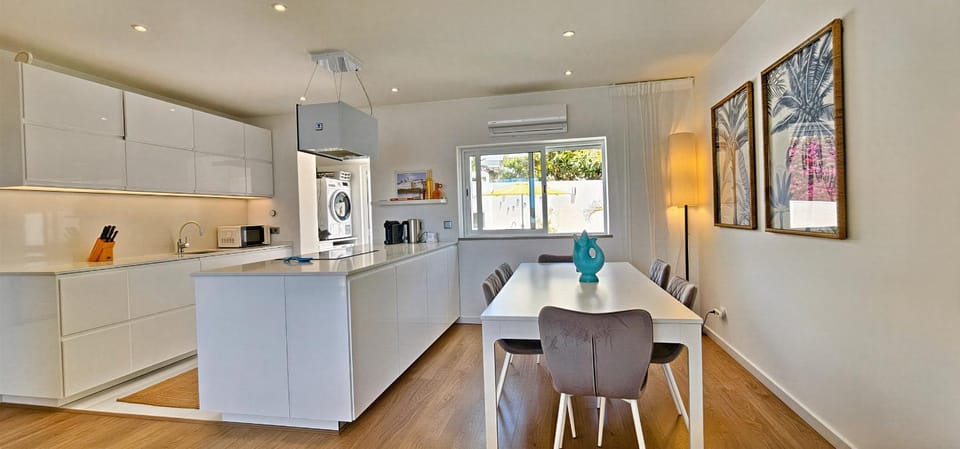 Kitchen or kitchenette, Dining area, dishwasher, oven, stove