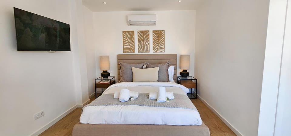 Bed, Photo of the whole room, Bedroom, towels, air conditioner