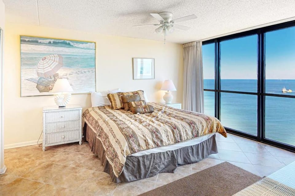 Darling oceanfront condo with balcony washer & dryer AC pools & game room House in Ocean City