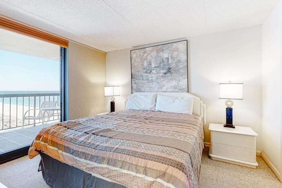 Amazing inviting beach condo with pools game room sauna & gym House in Ocean City