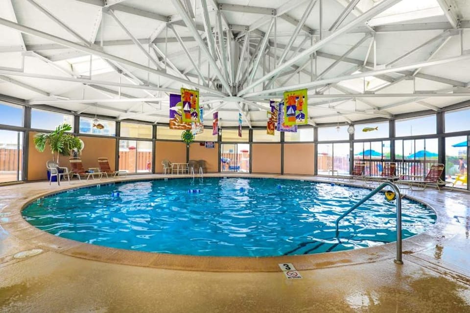 Amazing inviting beach condo with pools game room sauna & gym House in Ocean City