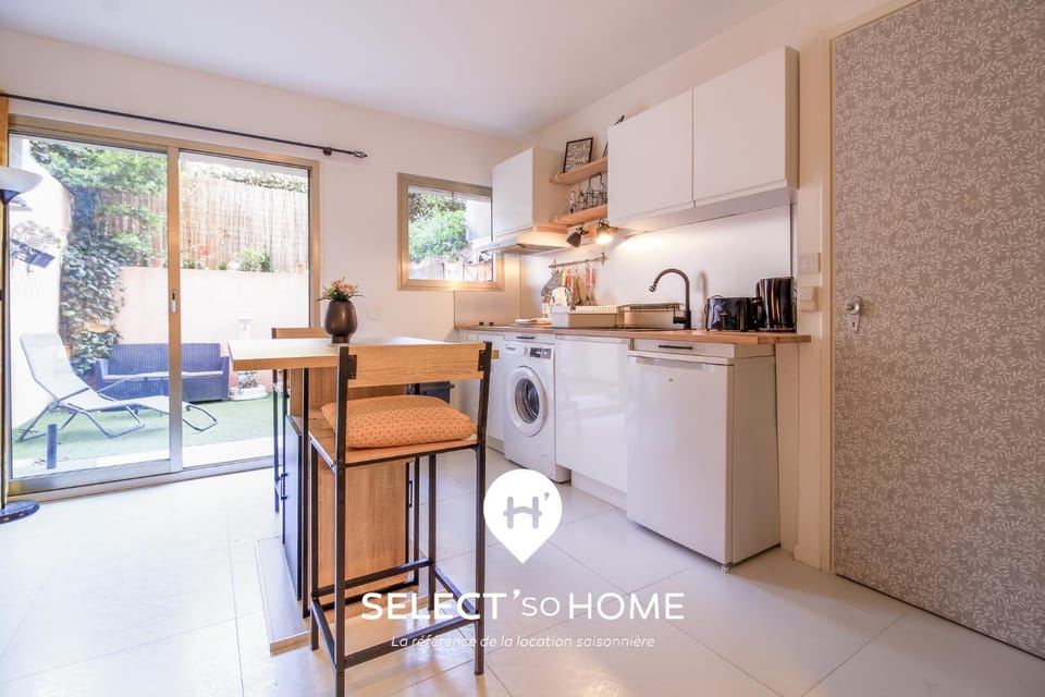 Kitchen or kitchenette, Dining area, dishwasher, pet friendly, stove, toaster