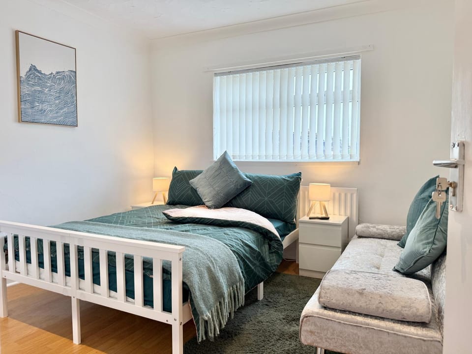 Spring, Bed, Winter, Summer, Photo of the whole room, Decorative detail, Bedroom, Autumn, Time of day, internet, internet