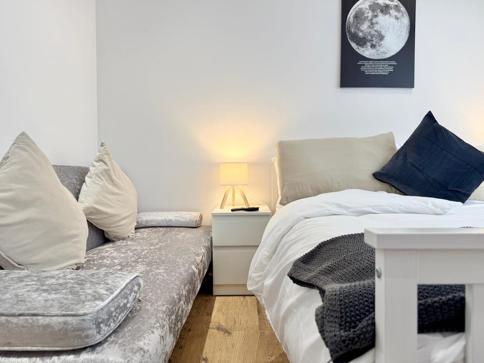 Bed, Photo of the whole room, Decorative detail, Bedroom, internet, internet