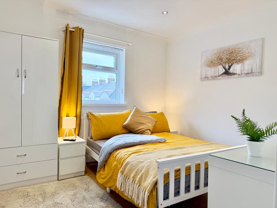 Bed, Photo of the whole room, Decorative detail, Bedroom, Time of day, wardrobe