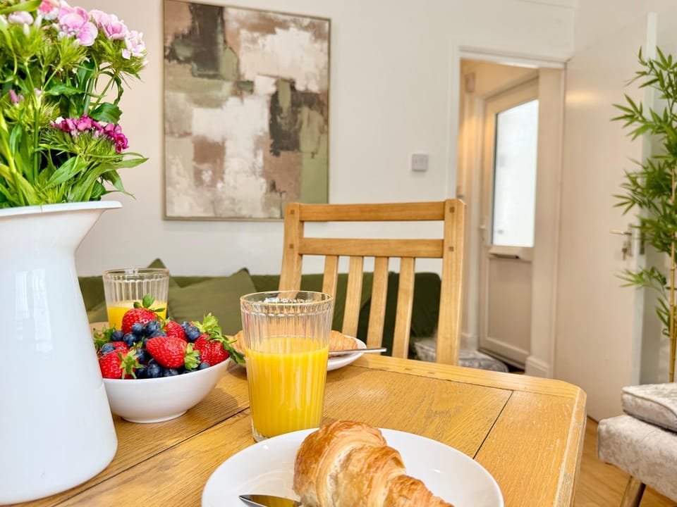 Food close-up, Living room, Food and drinks, Decorative detail, Seating area, Dining area, Food, Breakfast