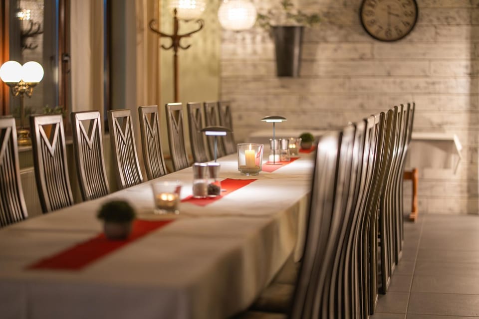 Restaurant/places to eat, Restaurant/places to eat, Banquet/Function facilities, Seating area