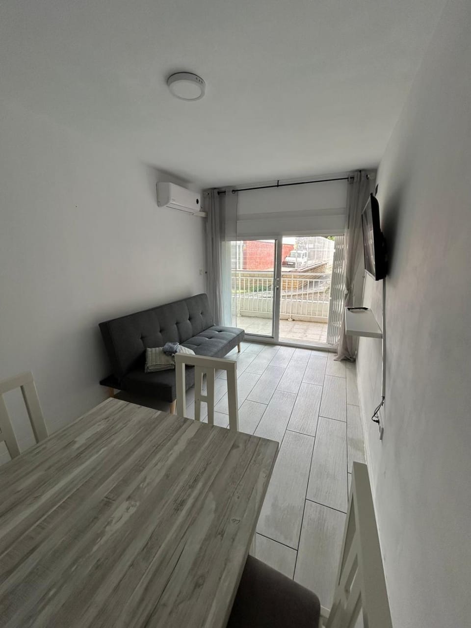 Property building, Communal lounge/ TV room, TV and multimedia, Living room, Photo of the whole room, Seating area, Evening entertainment