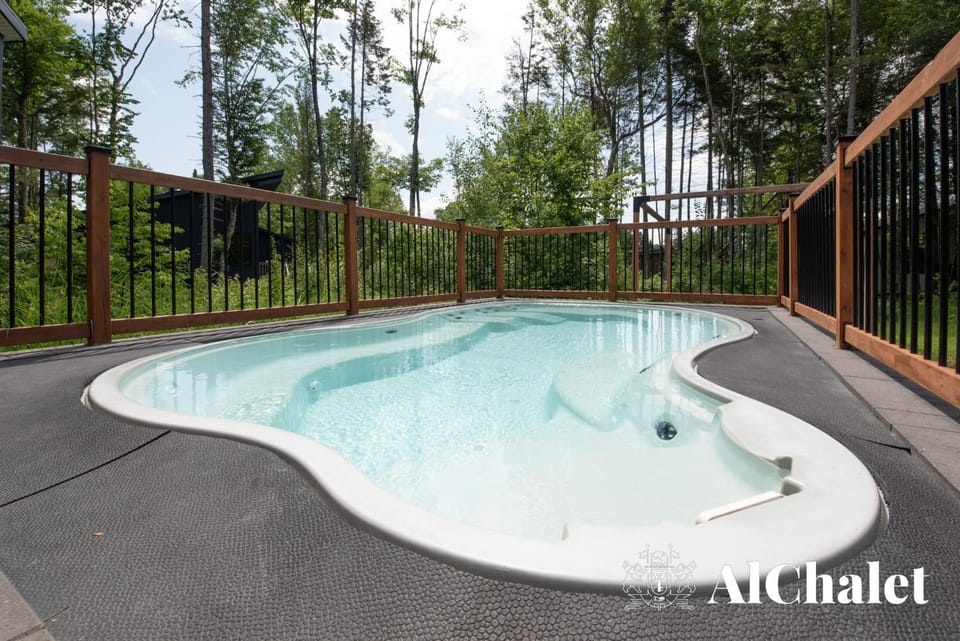 Cactus Noir - Confort et Familial - Spa & Piscine Chalet in Quebec