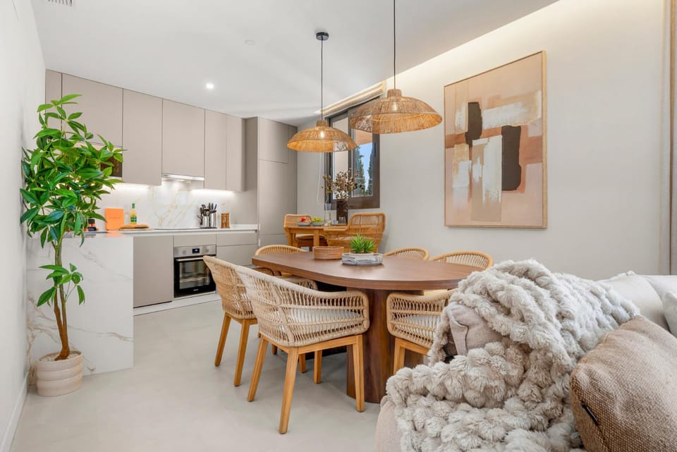 Kitchen or kitchenette, Dining area