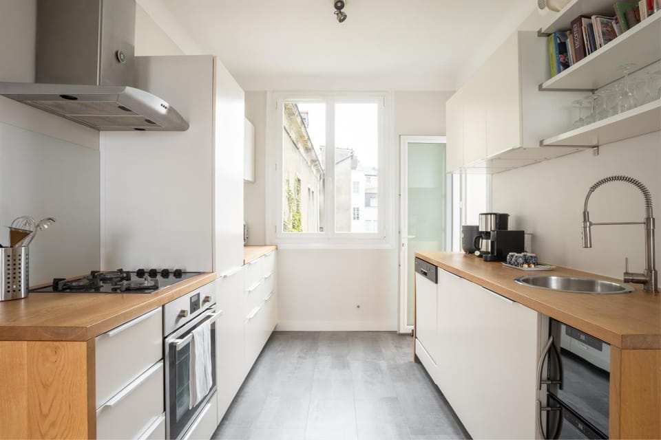 Coffee/tea facilities, dishwasher, microwave, oven, stove, toaster, kitchen