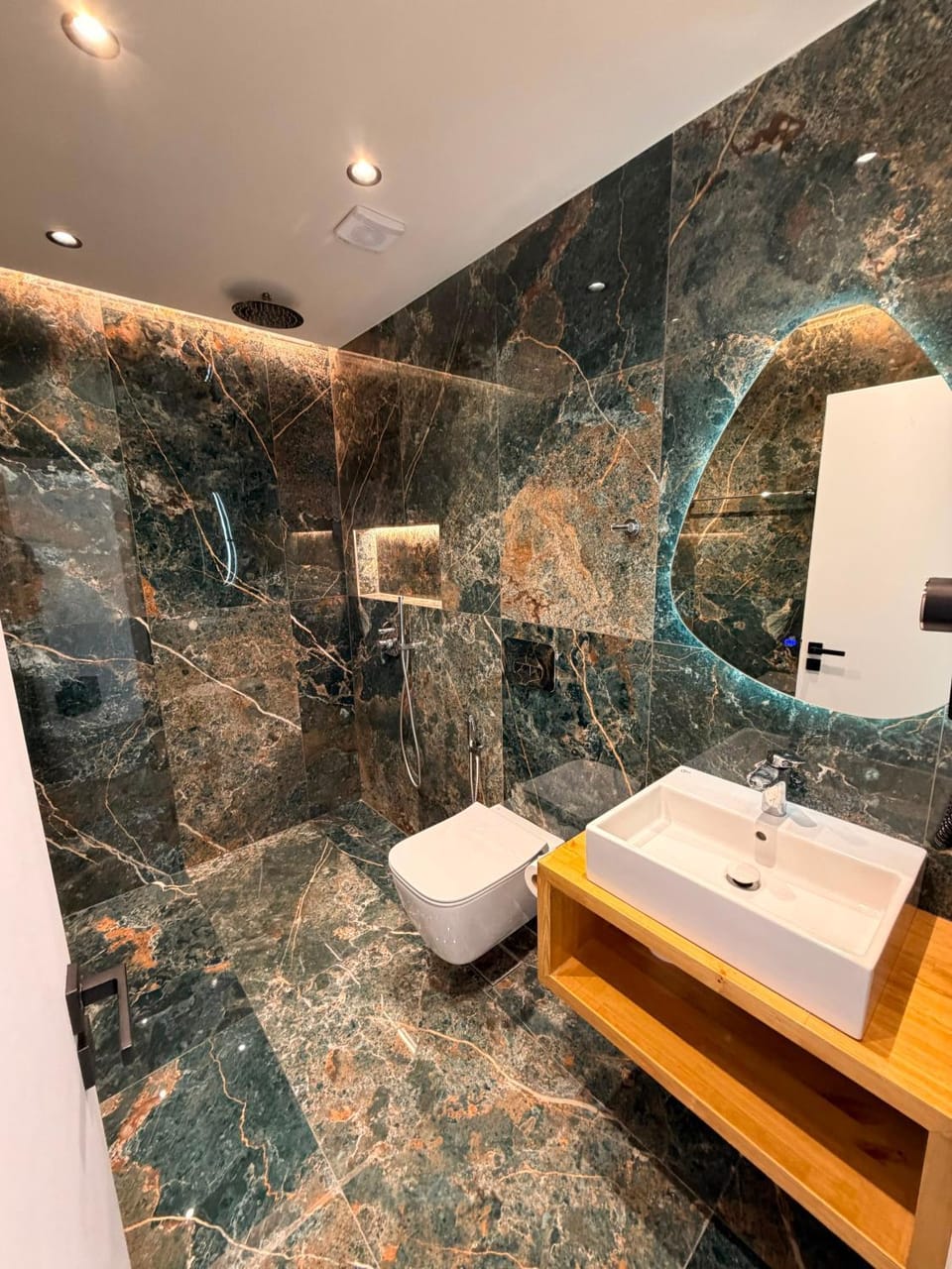 Shower, Toilet
