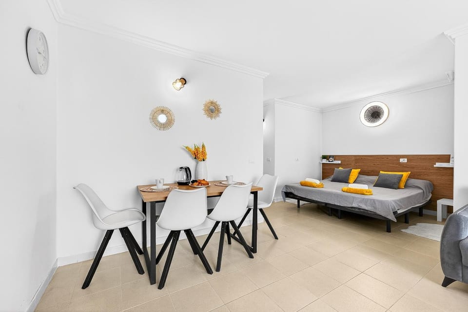 Bed, Living room, Photo of the whole room, Seating area, Dining area