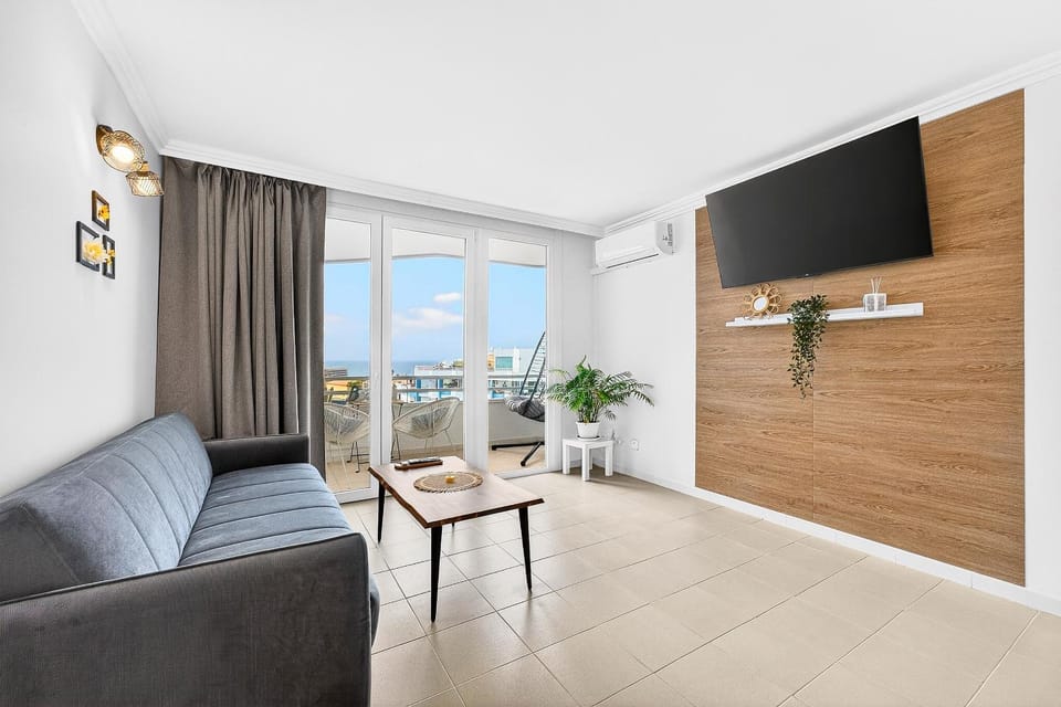 TV and multimedia, Living room, Seating area, air conditioner