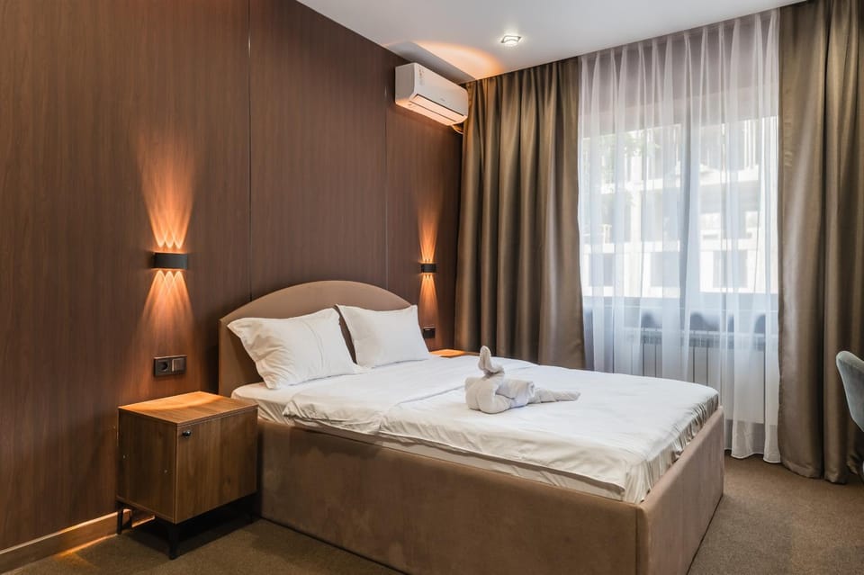 Photo of the whole room, Bedroom