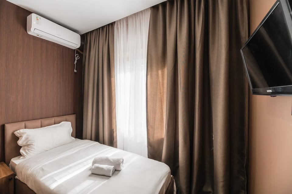 Bed, TV and multimedia, Photo of the whole room, Bedroom, towels, air conditioner