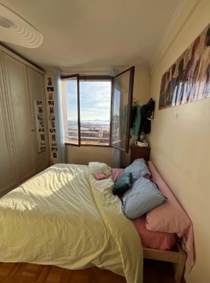 Large apartment, bedroom overlooking the sea and the Île du Frioul Apartment in Marseille