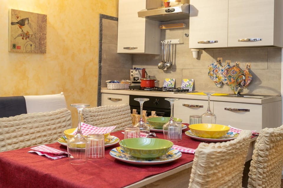 Kitchen or kitchenette, Living room, Food and drinks, Seating area, Dining area, Food, stove