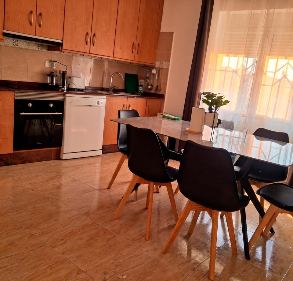 Kitchen or kitchenette, Living room, Dining area, pet friendly, toaster