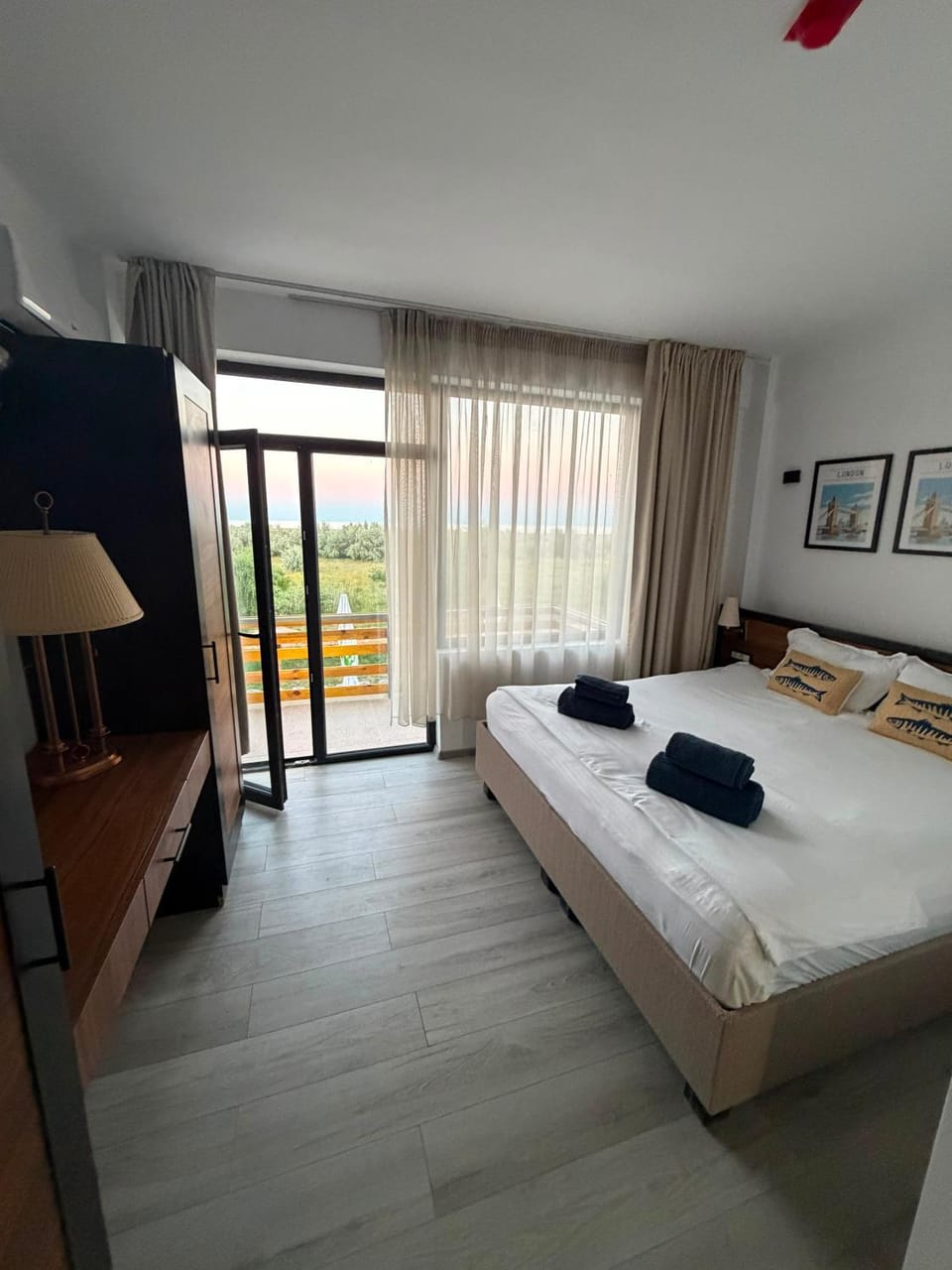 Bed, TV and multimedia, Photo of the whole room, Bedroom, towels