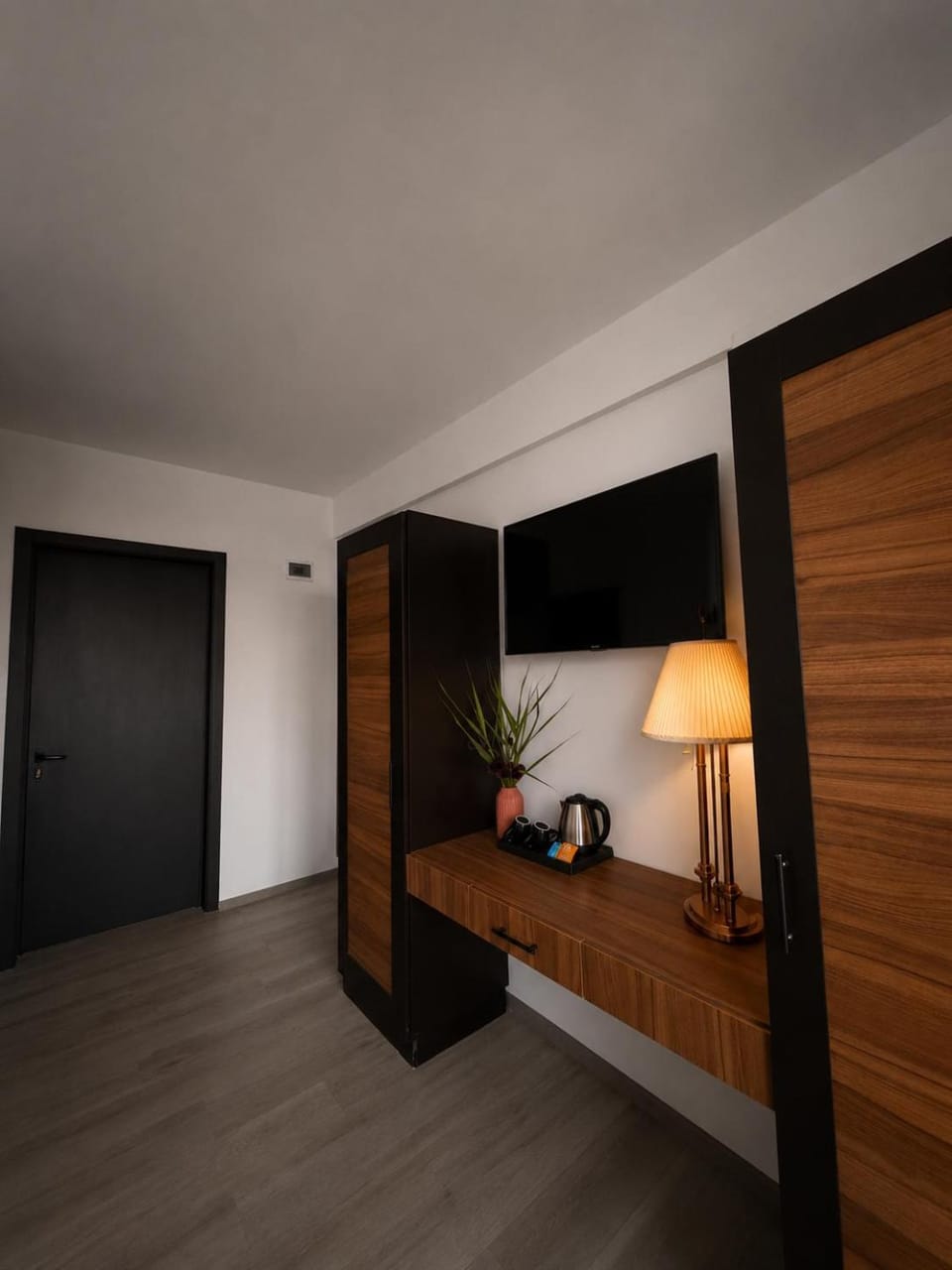 Photo of the whole room, Bedroom, wardrobe