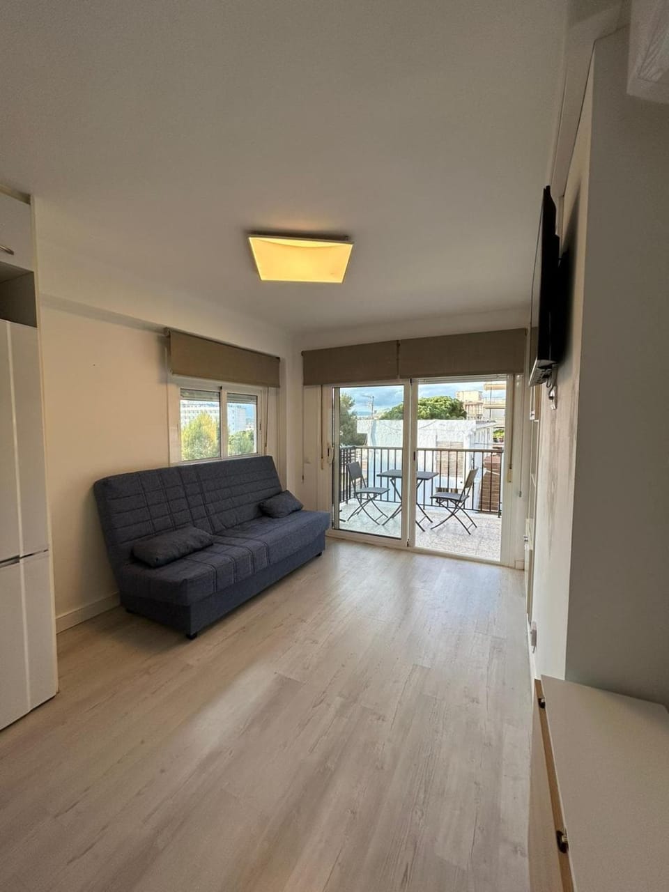 Bed, TV and multimedia, Balcony/Terrace, Living room, Photo of the whole room, Seating area, Bedroom