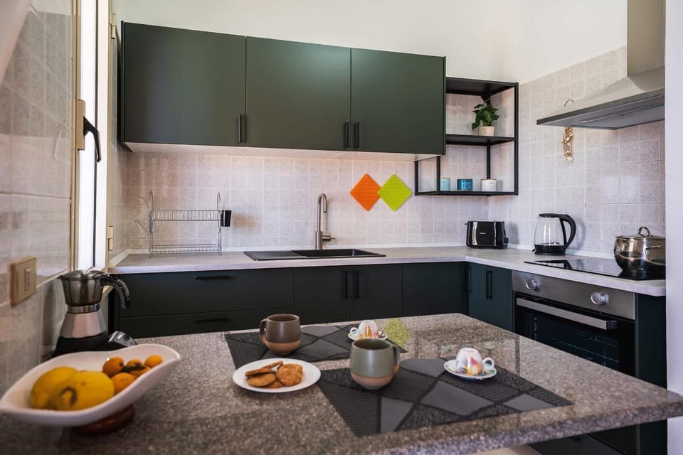 Coffee/tea facilities, Kitchen or kitchenette, stove, toaster