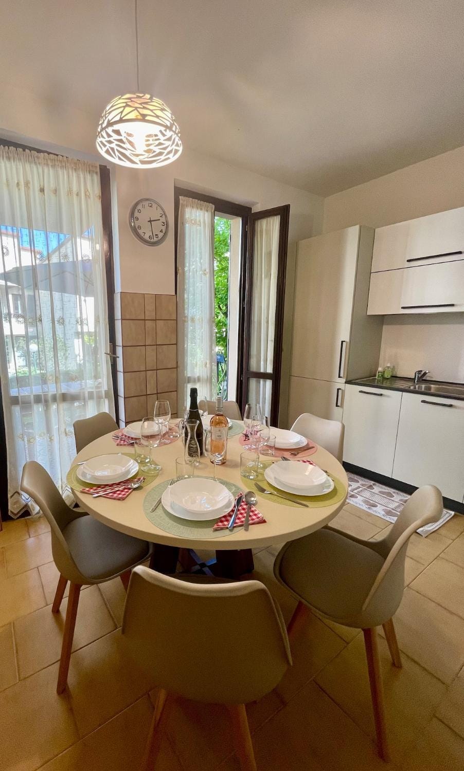 Kitchen or kitchenette, Dining area