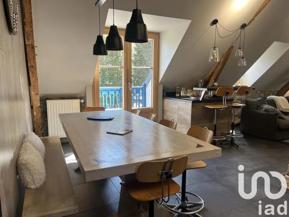 Seating area, Dining area, minibar