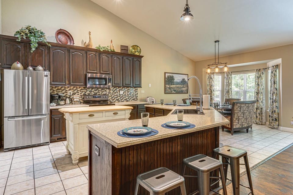 Hot Tub, Game Room! Ozarks Family Retreat By Lake House in Lake of the Ozarks