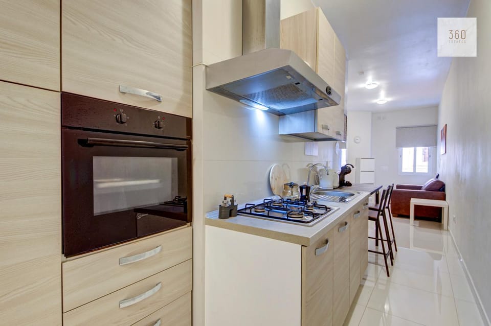 Kitchen or kitchenette, Dining area, dishwasher, minibar, oven, stove, toaster