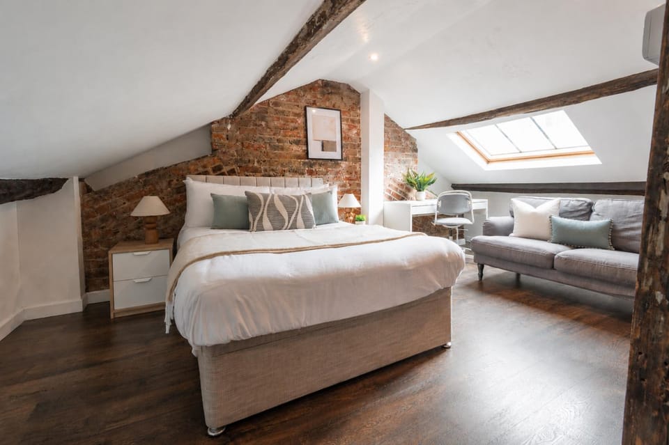 Bed, Living room, Photo of the whole room, Seating area, Bedroom