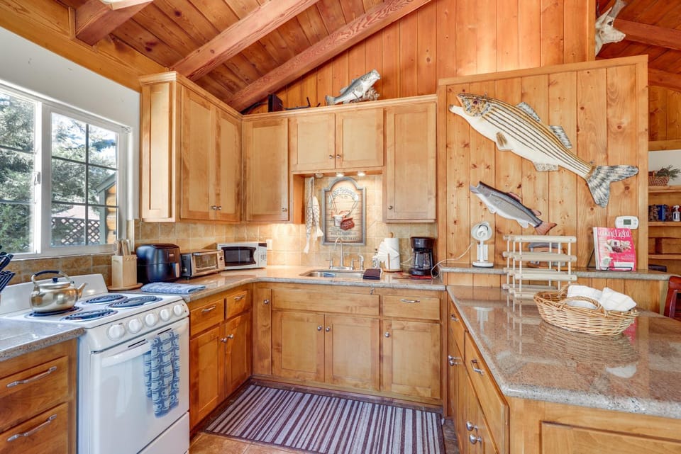 2 Mi to Big Bear Lake! Quiet Cabin w/ Yard & Grill Cabin in Southern California