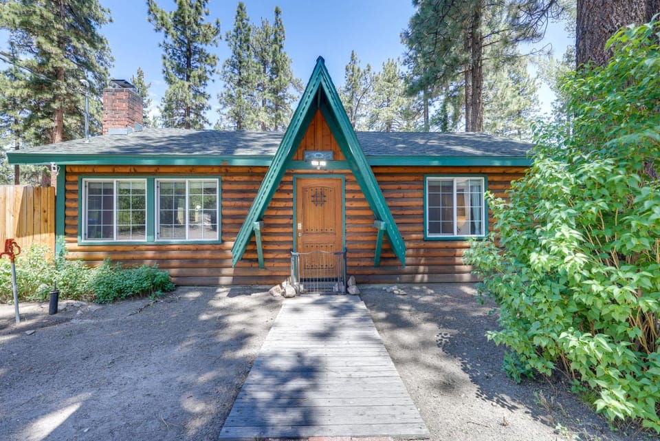 2 Mi to Big Bear Lake! Quiet Cabin w/ Yard & Grill Cabin in Southern California