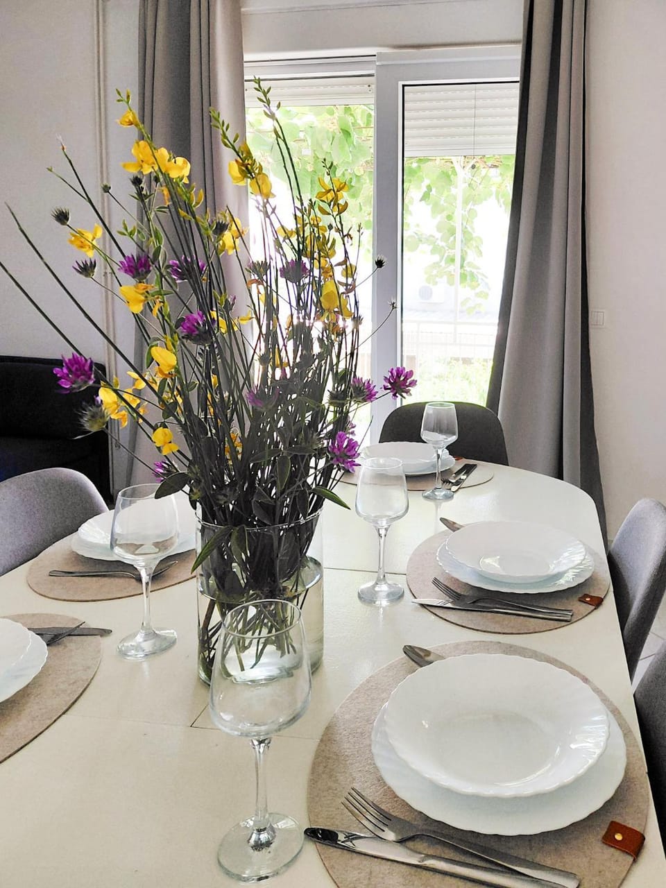 Food and drinks, Dining area, Garden view