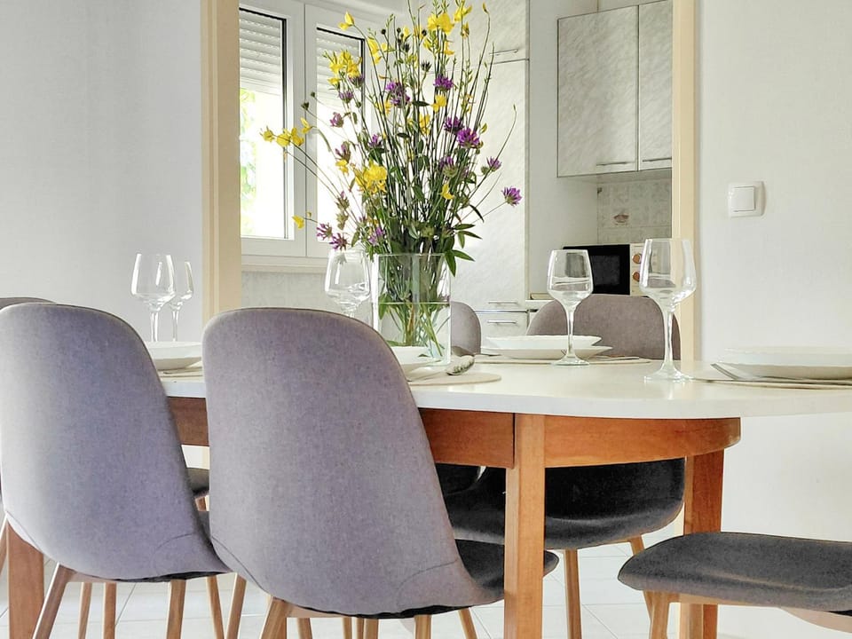 Kitchen or kitchenette, Dining area